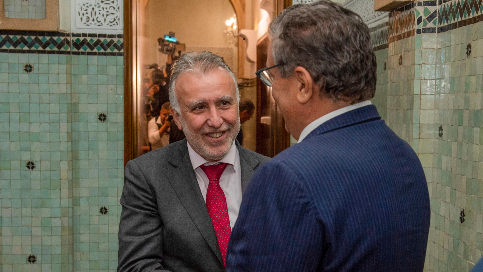 Torres junto al presidente del Gobierno marroquí, Aziz Ajanuc. / EFE / Jalal Morchidi