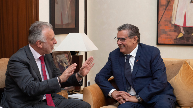 Torres junto al presidente del Gobierno marroquí, Aziz Ajanuc. / EFE / Jalal Morchidi