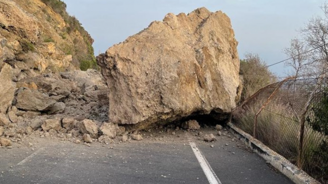 Piedra de grandes dimensiones que bloquea la carretera "El Roque", en La Guancha./