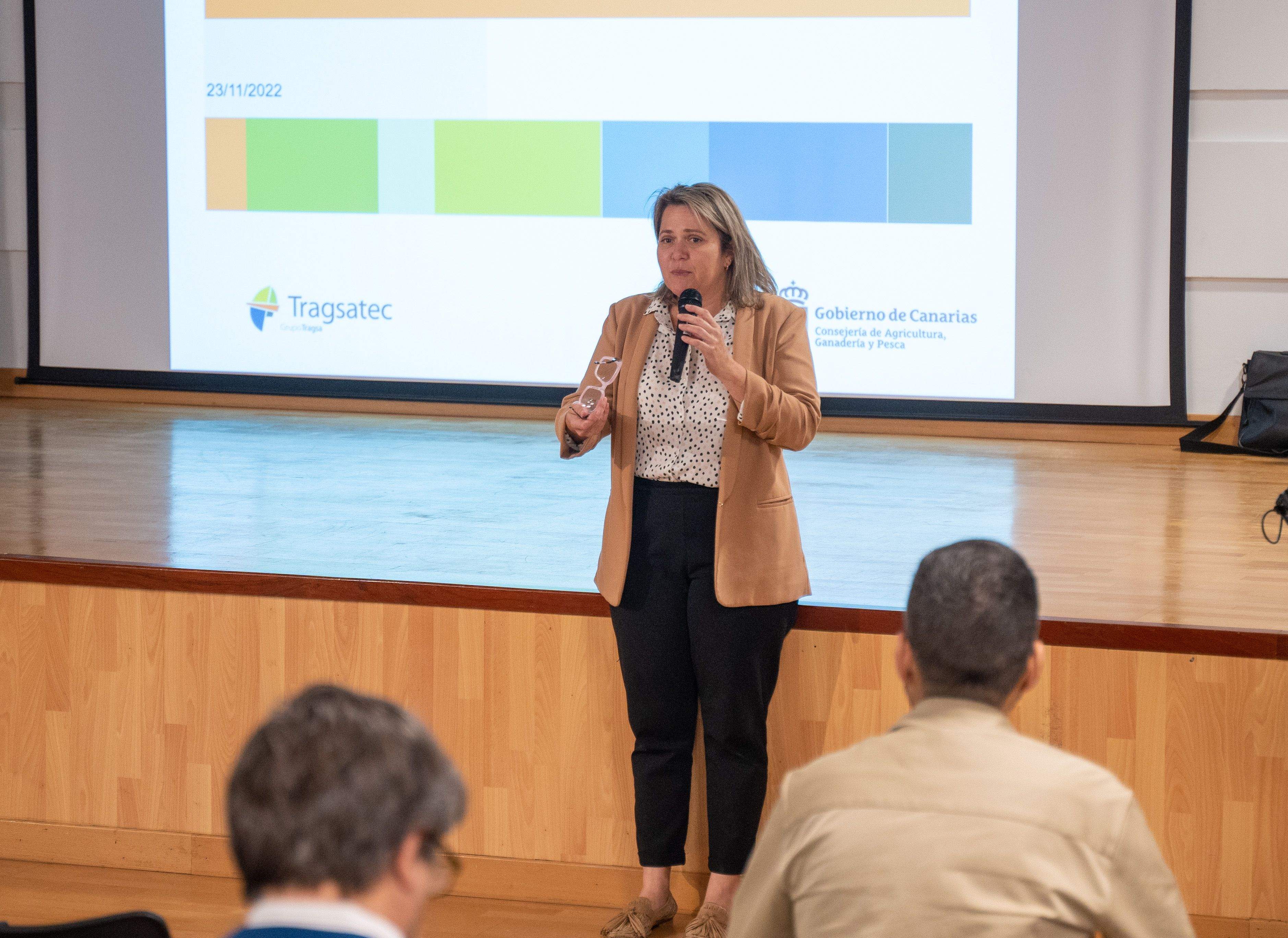 La consejera Alicia Vanoostende durante una reunión informativa para explicar el decreto de concentración parcelaria a los afectados./