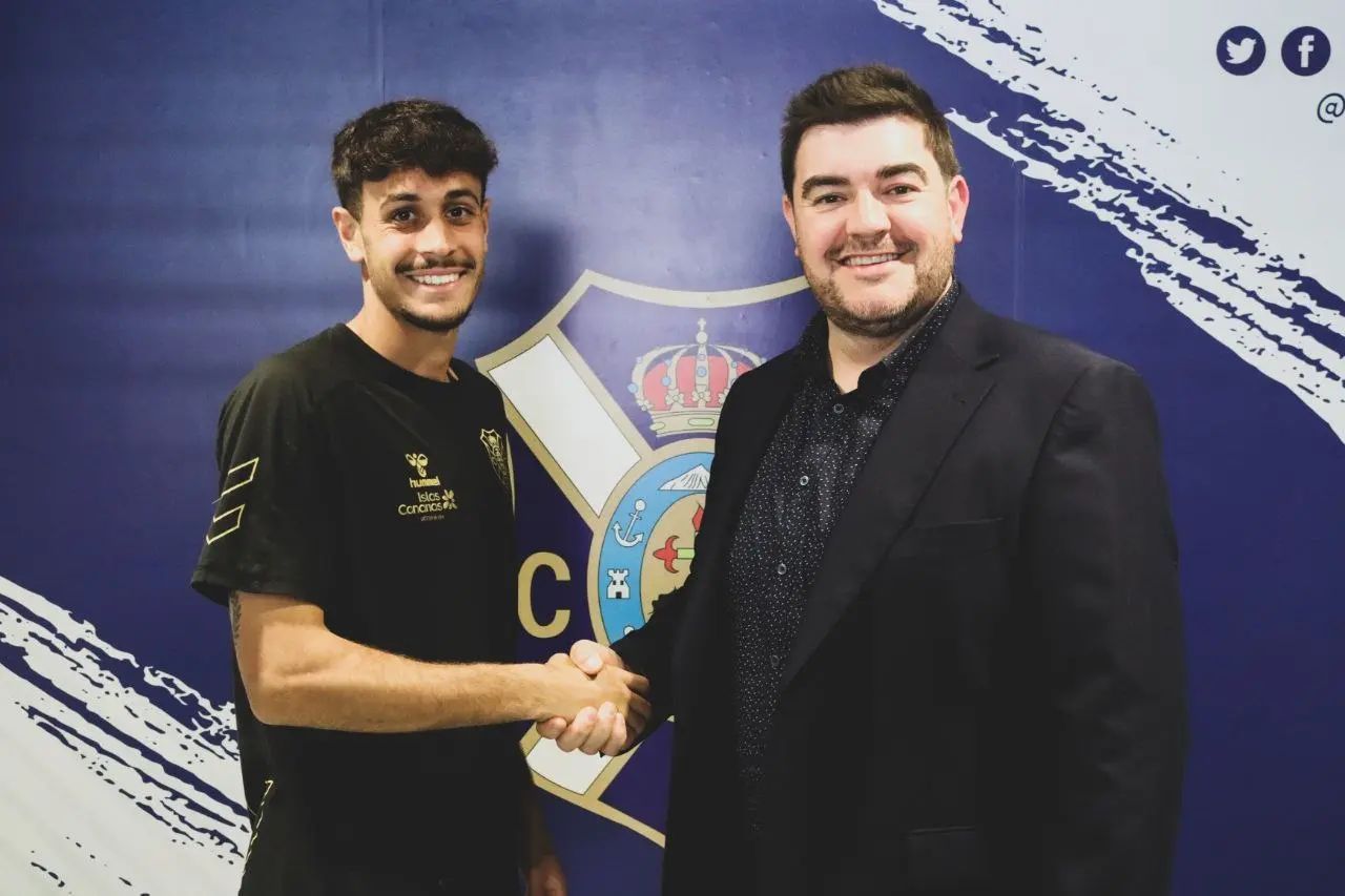 David Rodríguez y Juan Guerrero se estrechan la mano después de la firma del contrato hasta 2026 del canterano./ CD Tenerife.