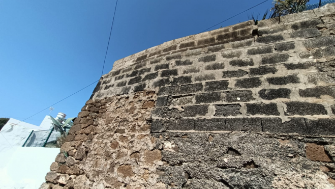 Muro que, según Daniel Rivero, han reforzado los vecinos con cemento. / Atlántico Hoy