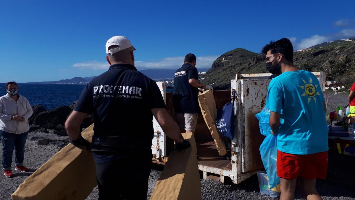 Equipo de PROMEMAR recogiendo basura en Tabaiba en 2021. / PROMEMAR