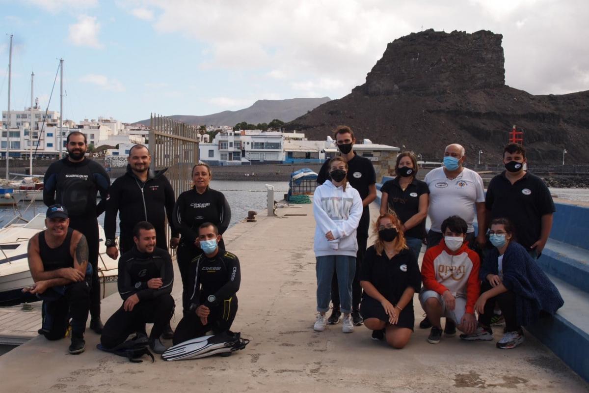 Voluntarios de la Asociación PROMEMAR en el día de una recogida de basuras del fondo marino. / PROMEMAR