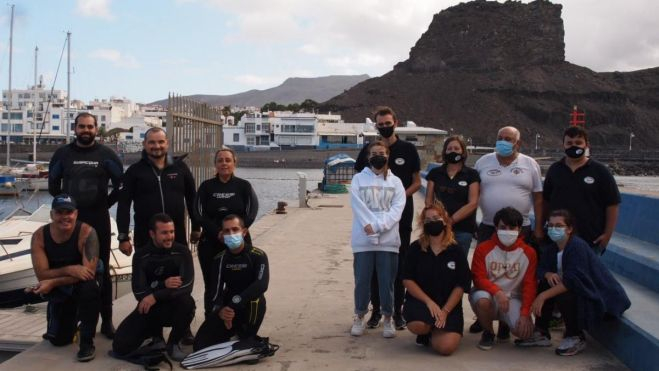 Voluntarios de la Asociación PROMEMAR en el día de una recogida de basuras del fondo marino. / PROMEMAR
