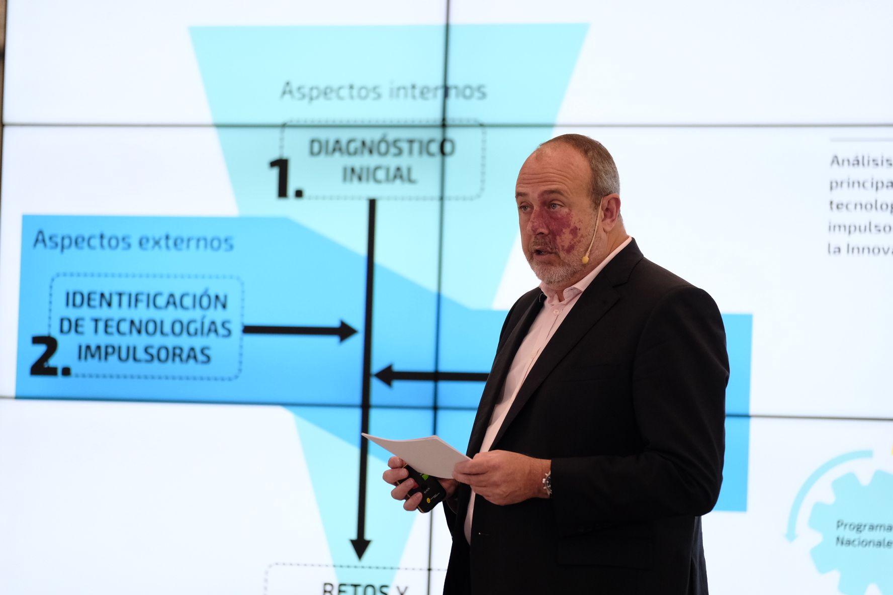 El vicepresidente primero y consejero insular de Innovación, Enrique Arriaga, presenta el Plan Director de Innovación./