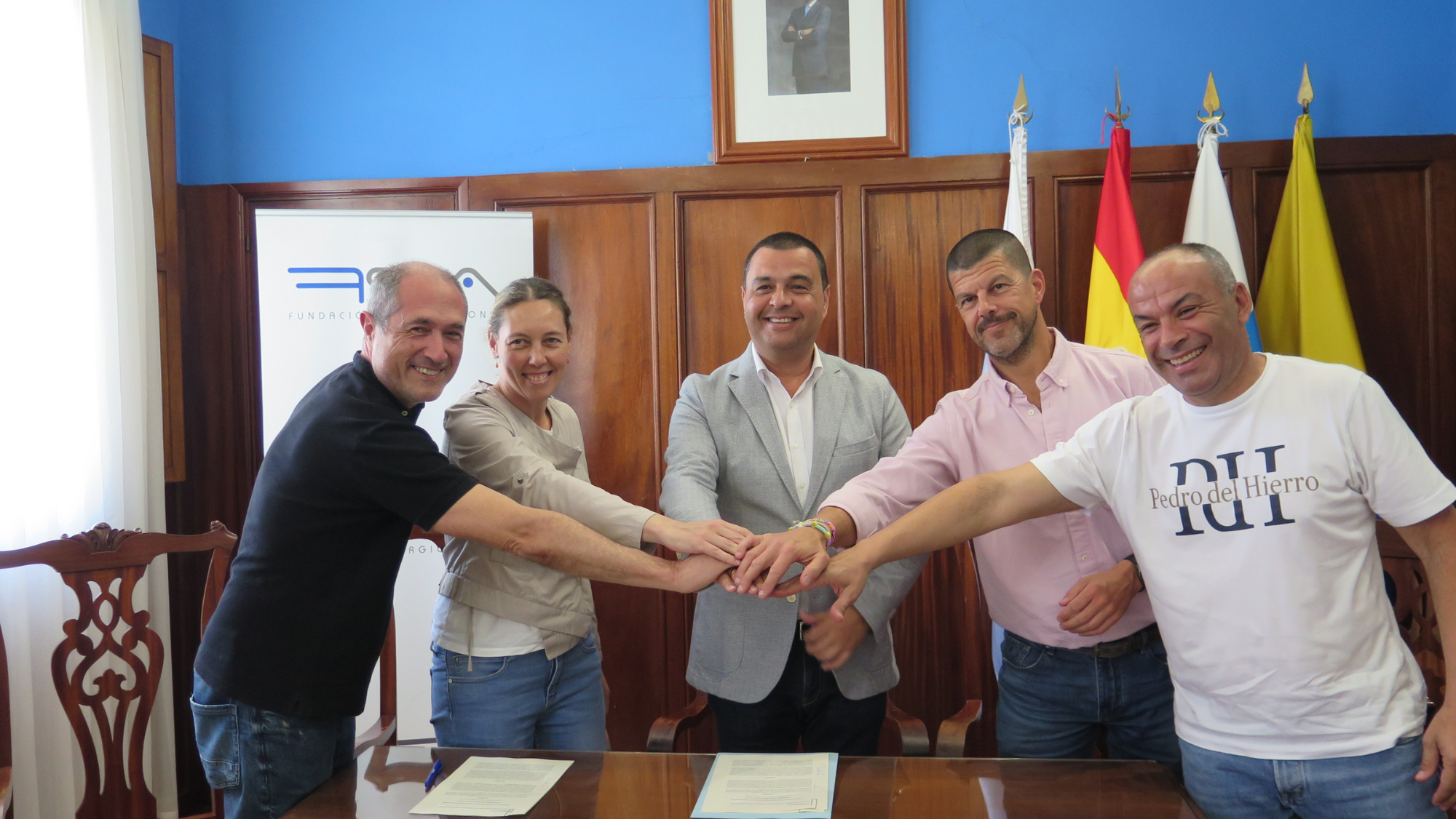 Todos los asistentes durante  la firma. / Ayuntamiento de Santa María de Guía