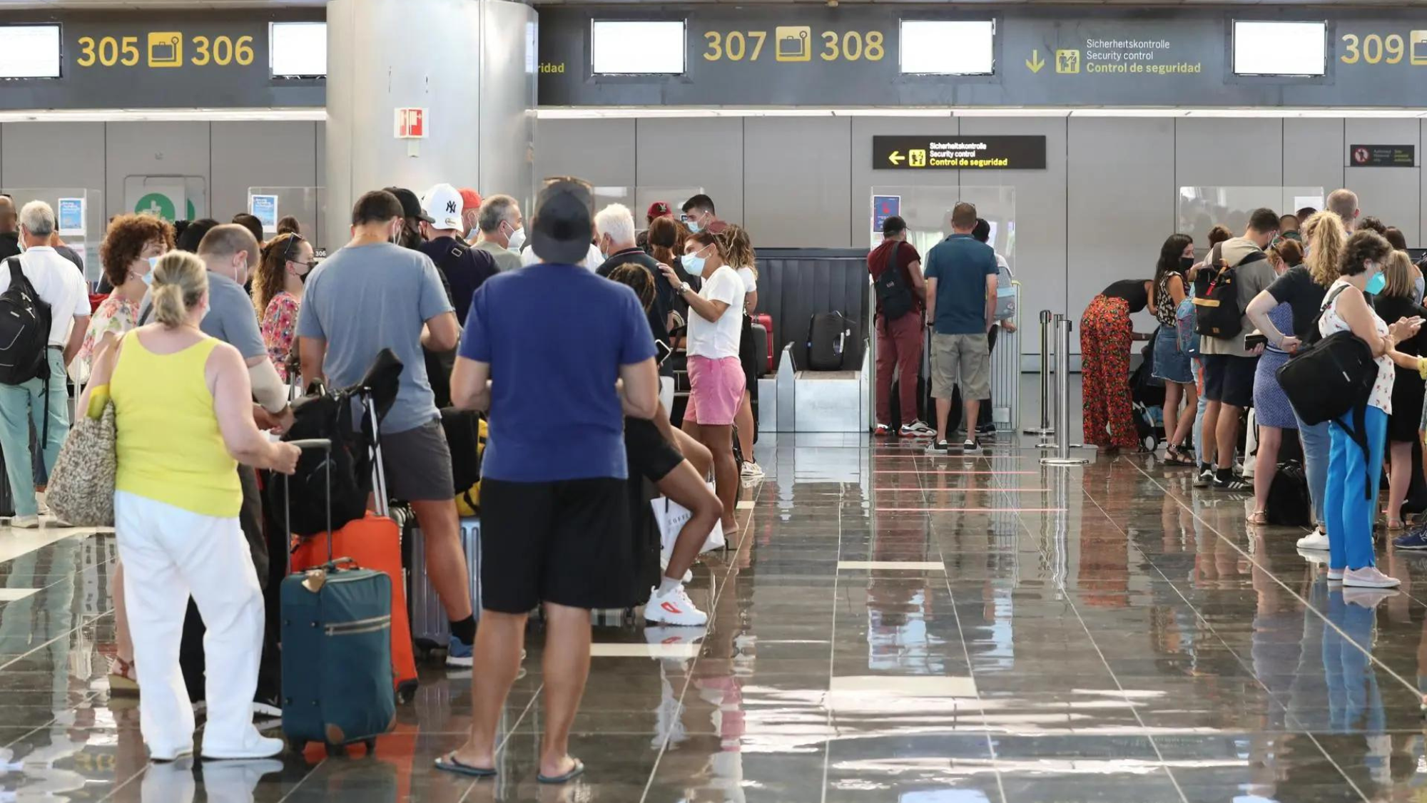 Radiografía de cómo la lucha contra el cambio climático puede afectar al turismo en Canarias. /EFE