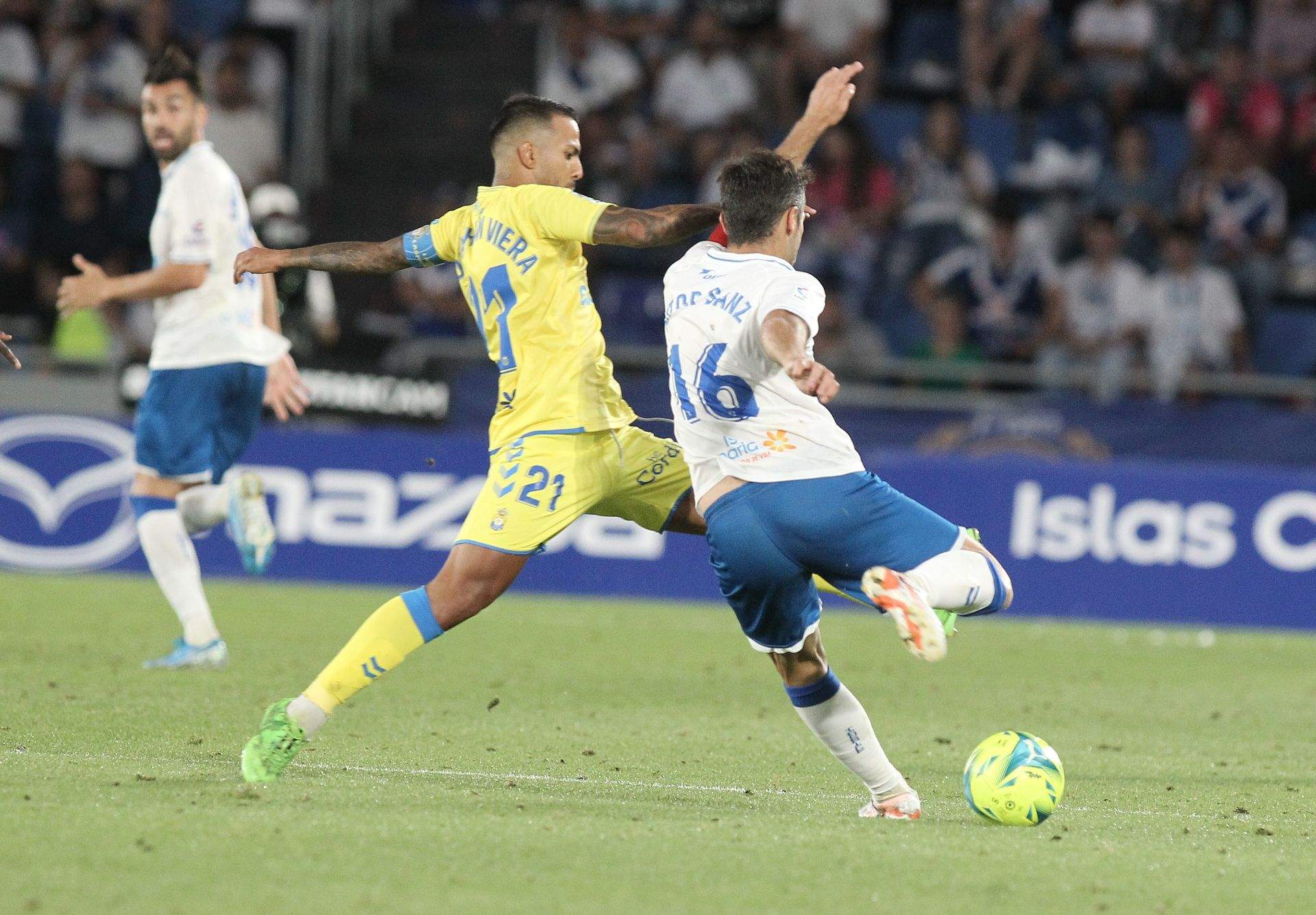 Jonathan Viera y Aitor Sanz en la última fiesta del fútbol canario celebrada en el Heliodoro./ CD Tenerife.