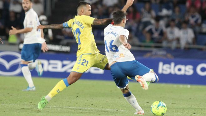 Jonathan Viera y Aitor Sanz en la última fiesta del fútbol canario celebrada en el Heliodoro./ CD Tenerife. Jonathan Viera y Aitor Sanz en la última fiesta del fútbol canario celebrada en el Heliodoro./ CD Tenerife.