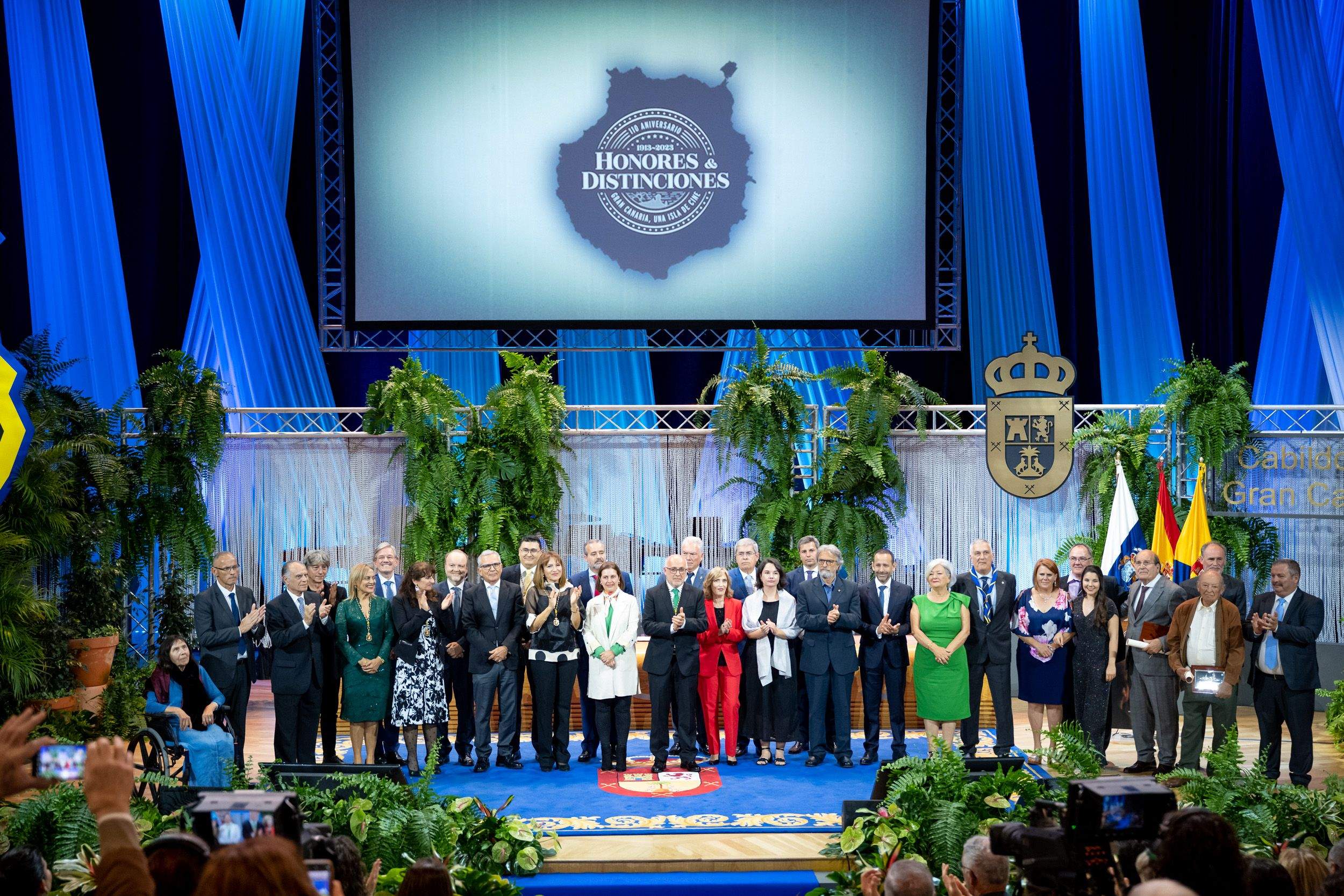 Foto de familia tras la entrega de honores y distinciones del Cabildo de Gran Canaria a personas y entidades. / Cabildo de Gran Canaria