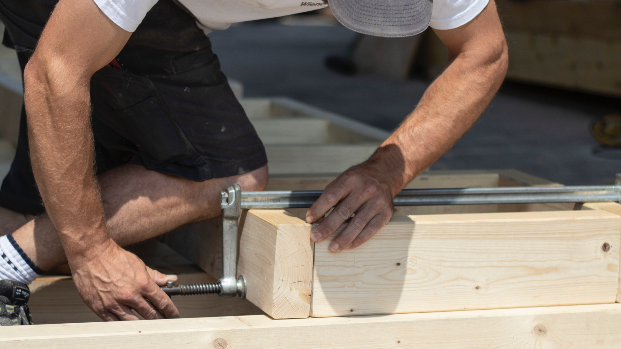 Imagen de archivo de un carpintero como el que ha sido sentenciado a pena de cárcel por cobrar un adelanto para colocar puerta y no hacer el trabajo. / Unsplash