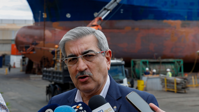 El vicepresidente del Gobierno de Canarias, Román Rodríguez, en el puerto de Las Palmas de Gran Canaria las instalaciones de los astilleros Asticán. /EFE/Elvira Urquijo A.
