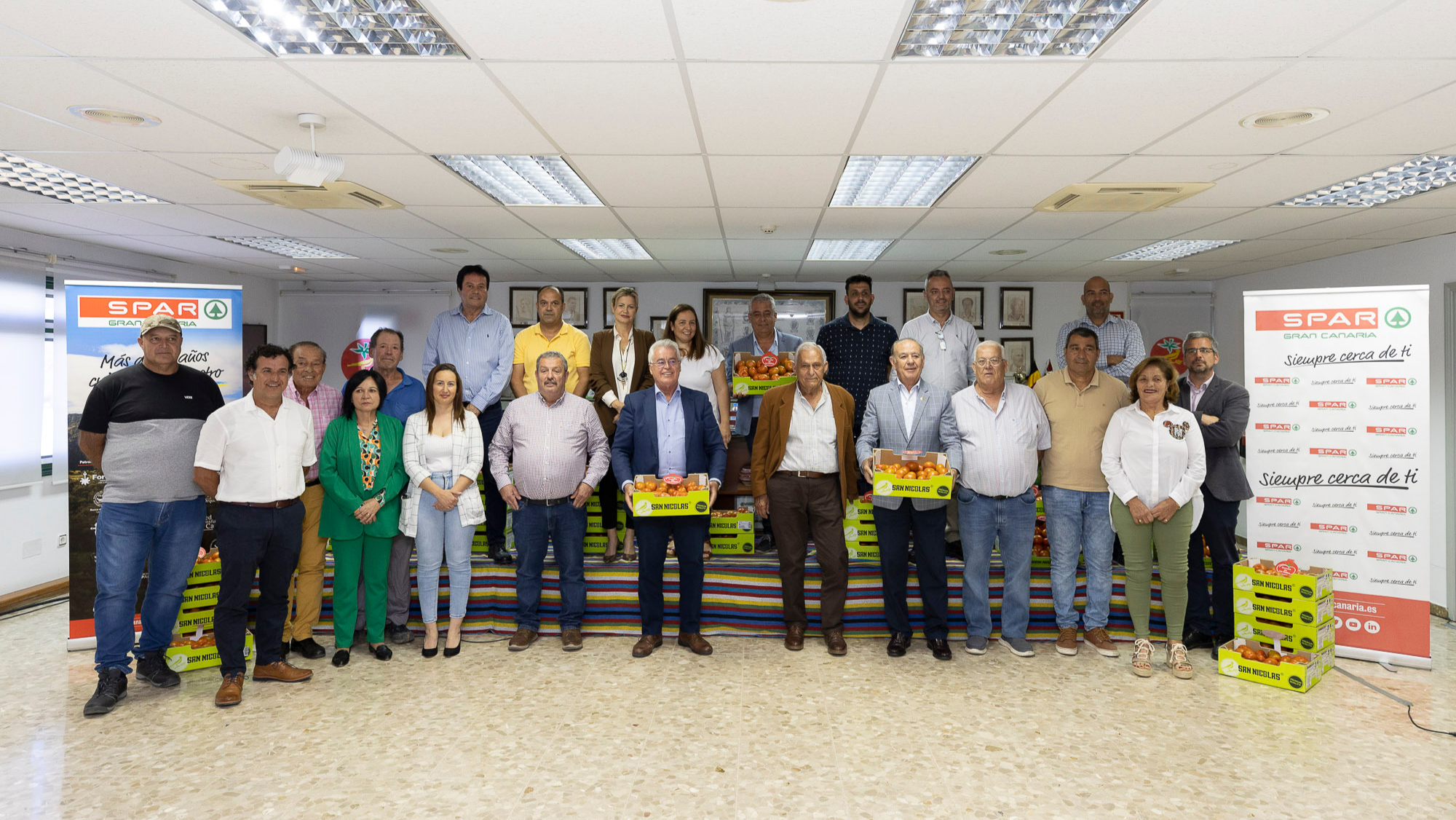 Foto de familia COAGRISAN y SPAR Gran Canaria./ SPAR