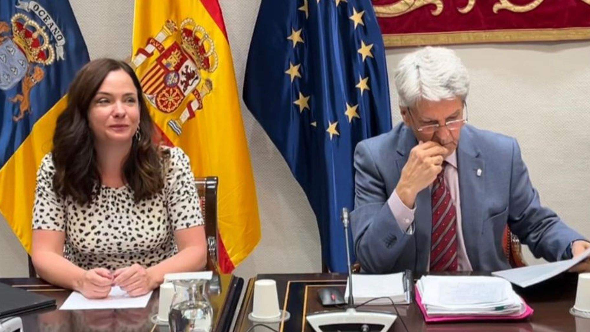 Julio Pérez presenta el documento de Estrategia para la Memoria Histórica de Canarias acompañado de la viceconsejera de Justicia, Carla Vallejo. / Cedida
