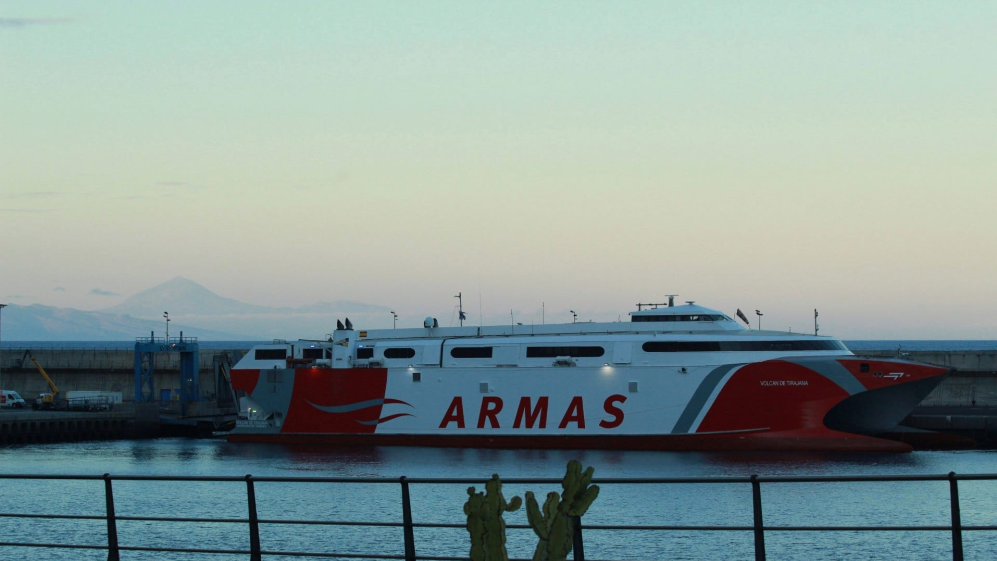 Un buque de Naviera Armas en el puerto de El Hierro, con el Teide de fondo./ ÁLVARO OLIVER - ATLÁNTICO HOY