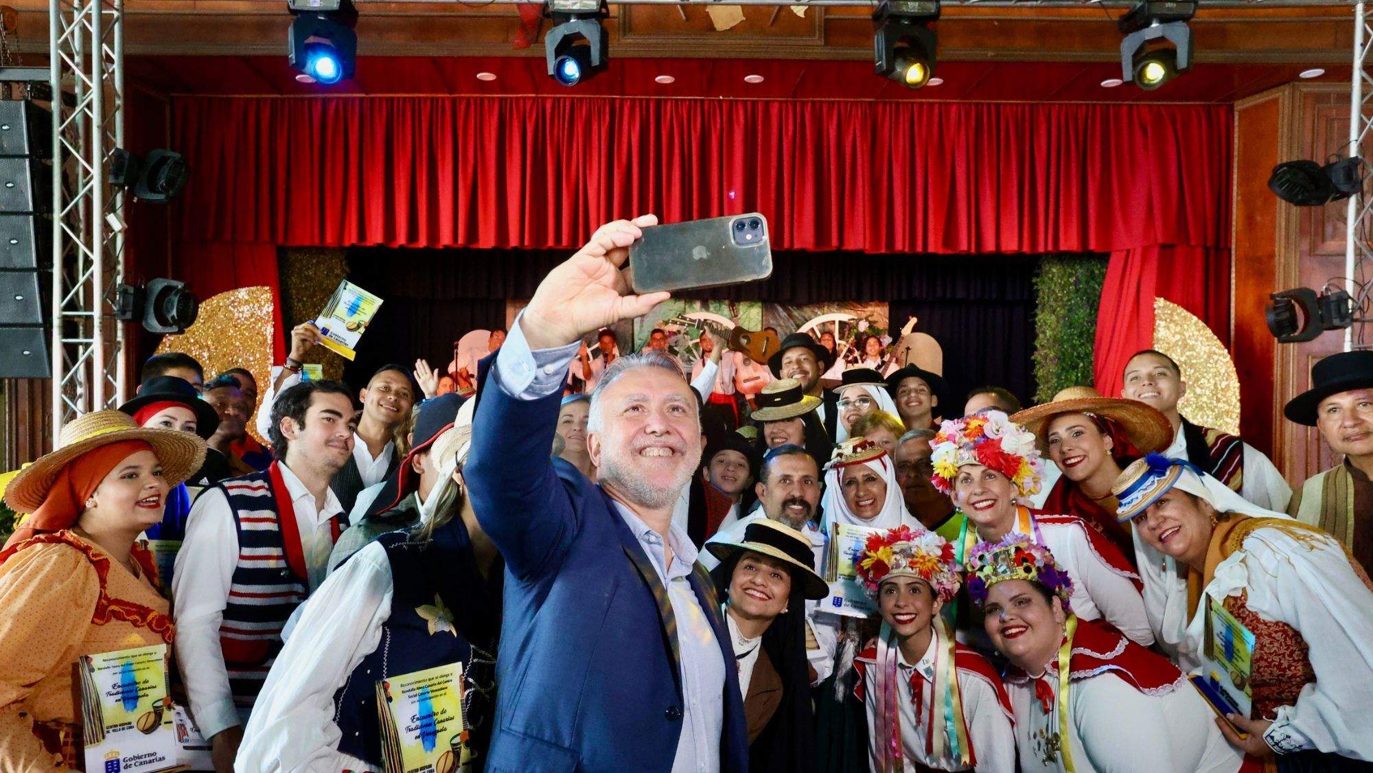 El expresidente Ángel Víctor Torres se hace un 'selfie' con canarios en Venezuela./ CEDIDA