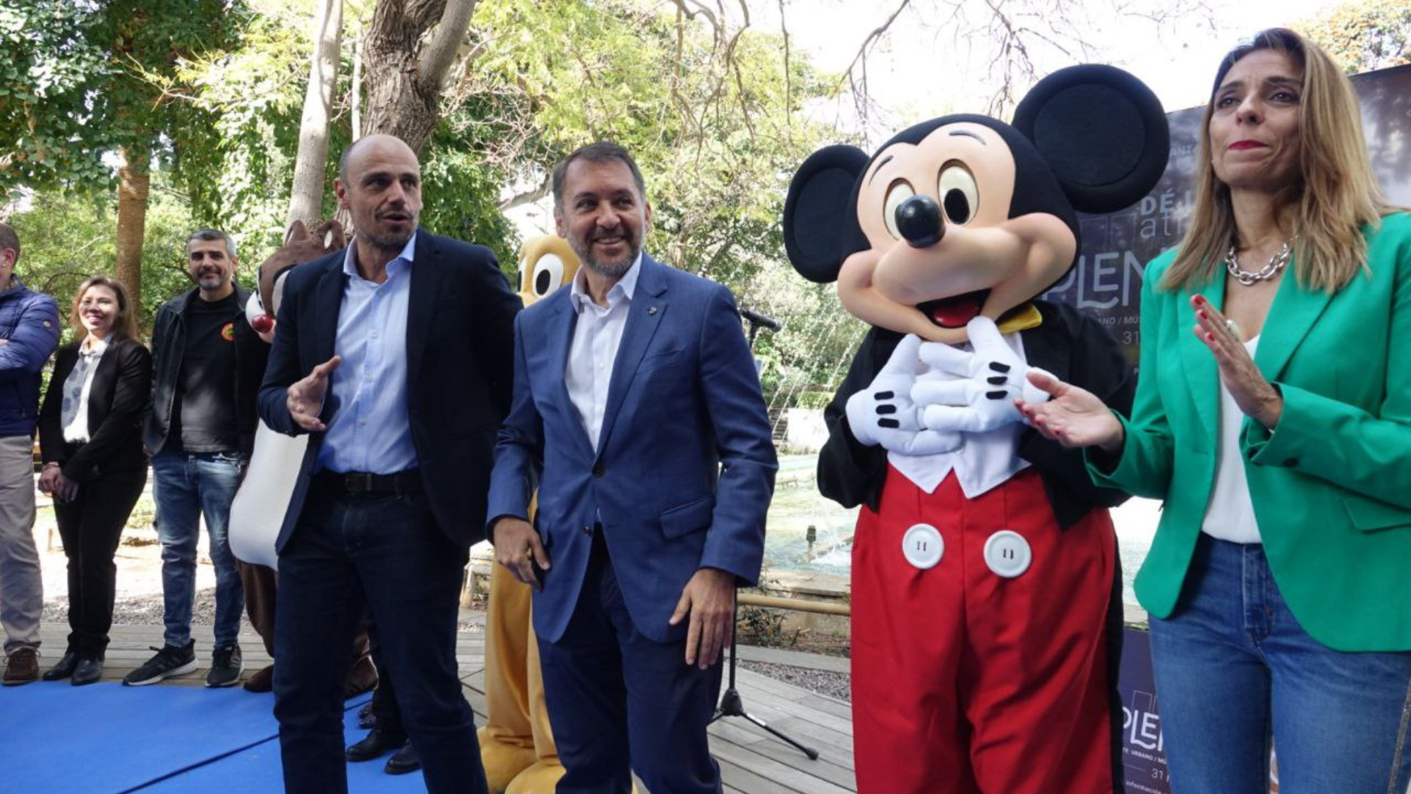 El alcalde de Santa Cruz, José Manuel Bermúdez (centro); el consejero delegado de la Sociedad de Desarrollo, Alfonso Cabello (izq.); y la concejal de Cultura, Gladis de León (der.) presentan el programa del Plenilunio 2023./ Cedida