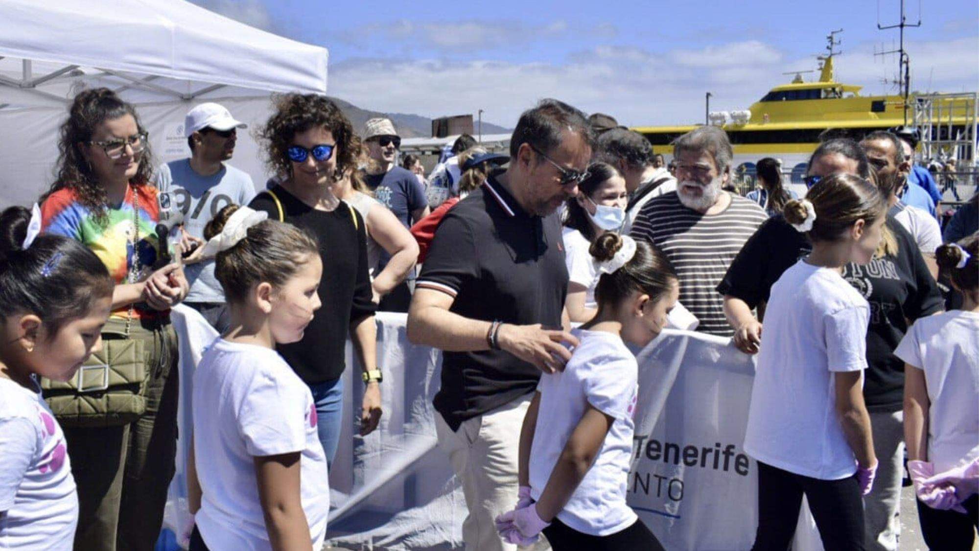 La concejal de Deportes, Alicia Cebrián, y el alcalde de Santa Cruz, José Manuel Bermúdez, interactúan con niños en Santa Cruz Entrena. / Cedia