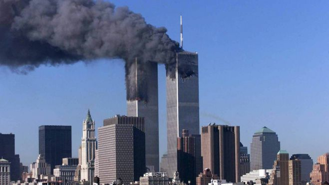 Imagen de archivo que muestra a las Torres Gemelas en llamas después del atentado del 11 de septiembre de 2001 en Nueva York. /EFE