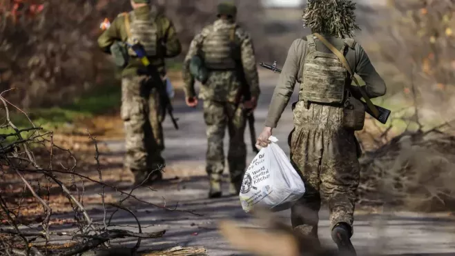 Soldados ucranianos en una calle de Jersón. /EFE