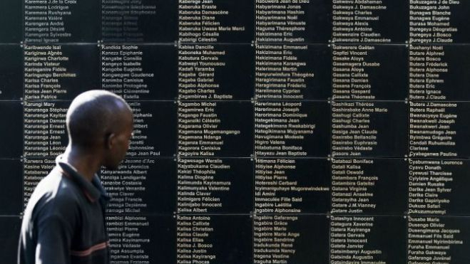 Un hombre observa los nombres de las personas asesinadas durante el genocidio en Ruanda, en el Centro Conmemorativo del genocidio en Kigali (Ruanda). /EFE