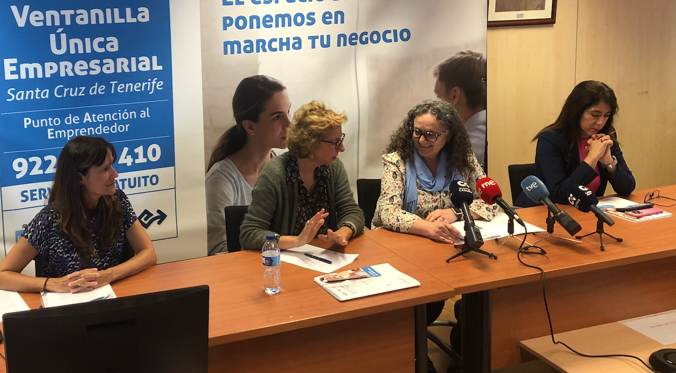 Leonor Herrera, responsable del PAE-VUE; Lola Pérez, directora de la Cámara de Comercio; Ermitas Moreira, directora de Desarrollo Socioeconómico del Cabildo y Aglaé Arbelo, coordinadora de Planificación Estratégica del Ayuntamiento de Santa Cruz./
