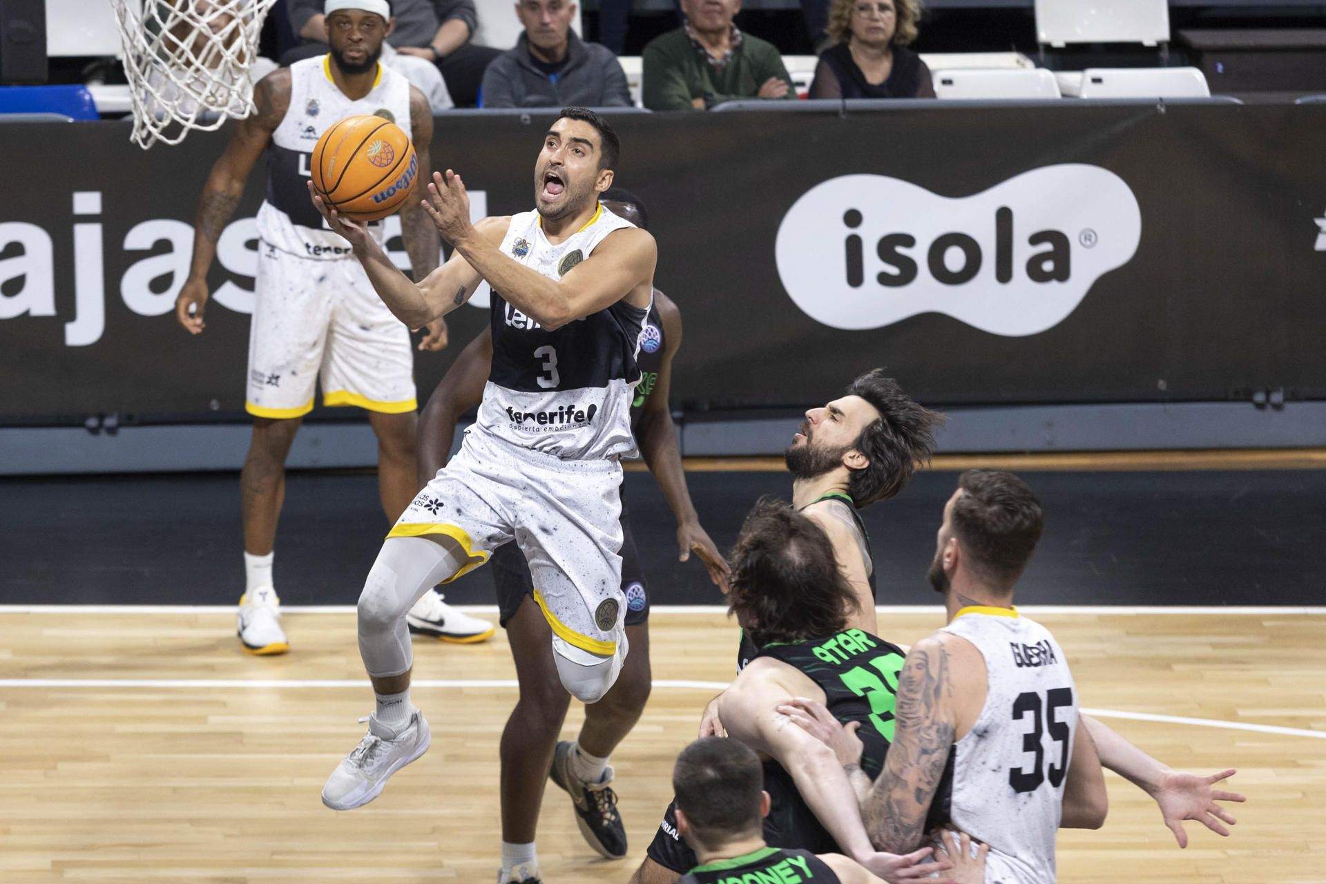 Jaime Fernández intenta romper con una bandeja la defensa de Darüssafaka Lassa./ EFE.