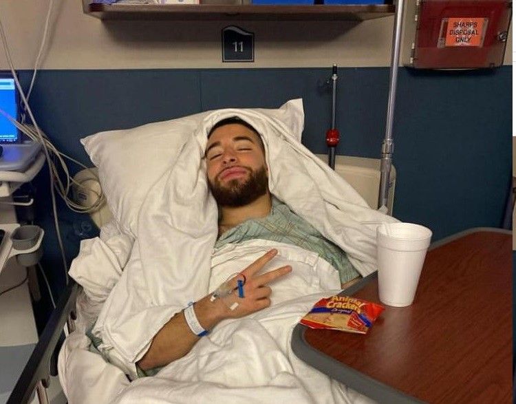 Sam Shashoua tras la segunda de sus operaciones esta temporada, a la que fue sometido este lunes 20 de marzo en Filadelfia./ Instagram.