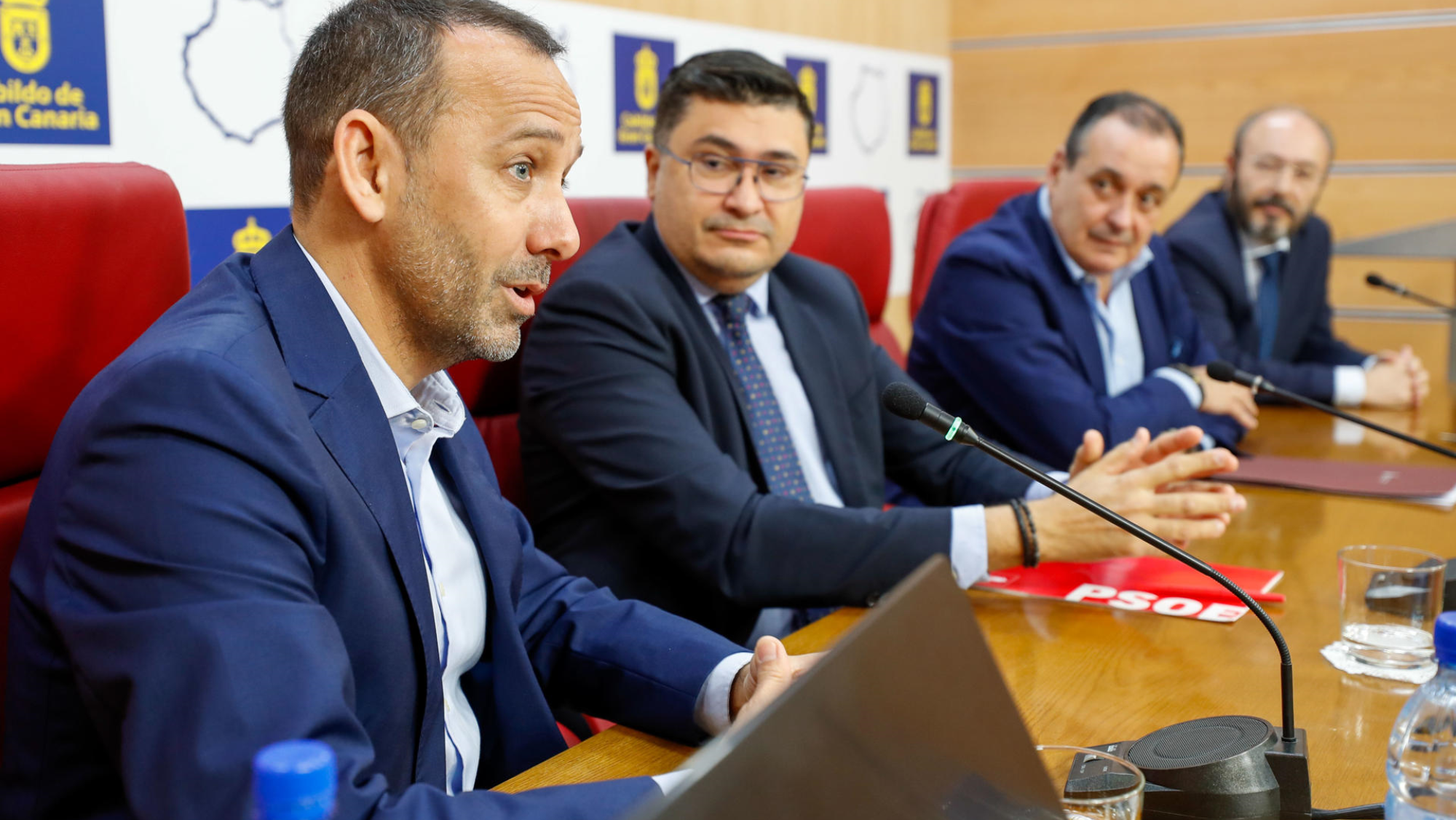 El jefe de Oncología del Complejo Hospitalario Universitario Insular Materno Infantil, Delvys Rodríguez (i); el consejero de Sanidad del Gobierno de Canarias, Blas Trujillo (2d). / EFE Elvira Urquijo A.