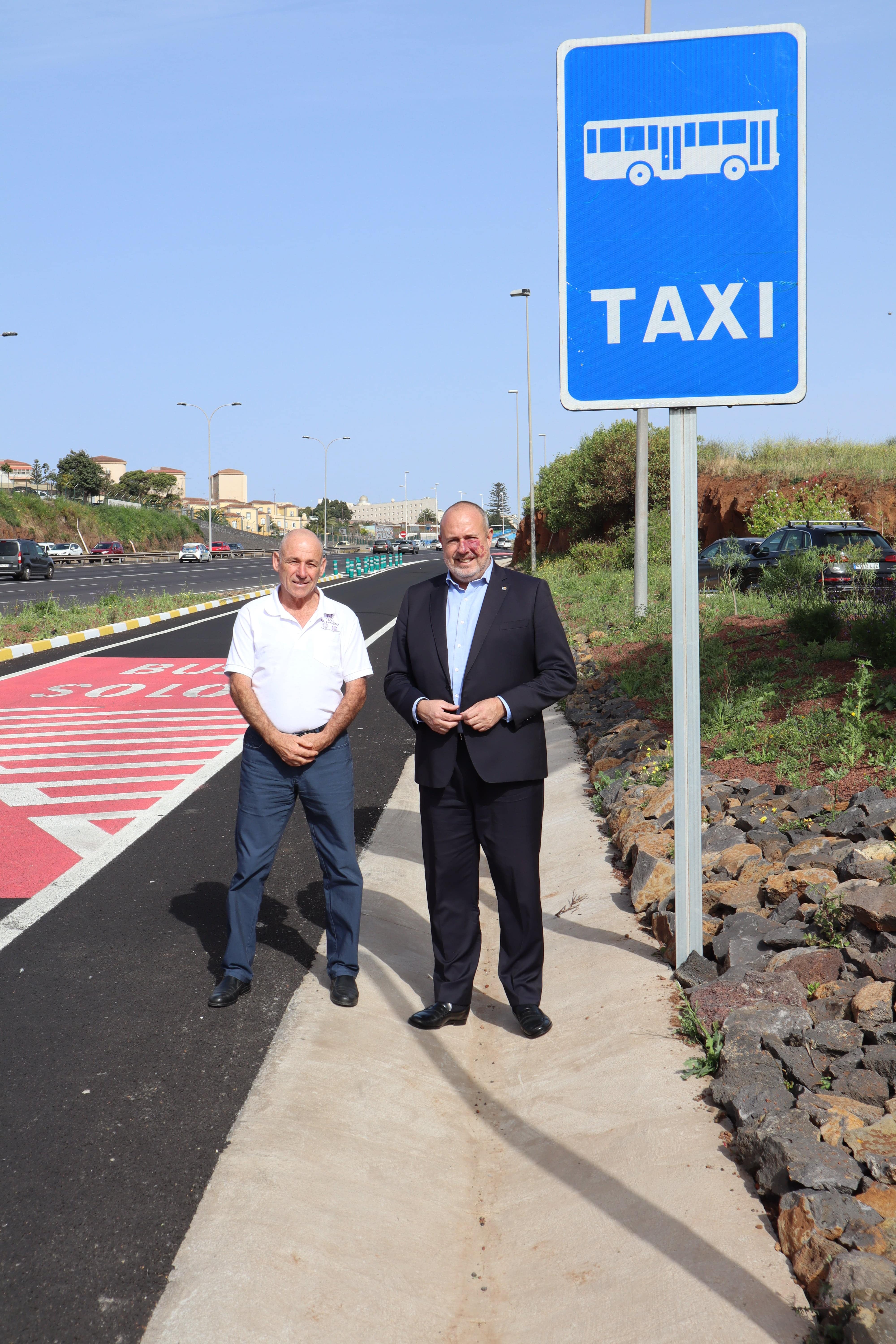 El vicepresidente primero y consejero insular de Movilidad, Enrique Arriaga y el presidente de Radio Taxi La Laguna, Francisco González./