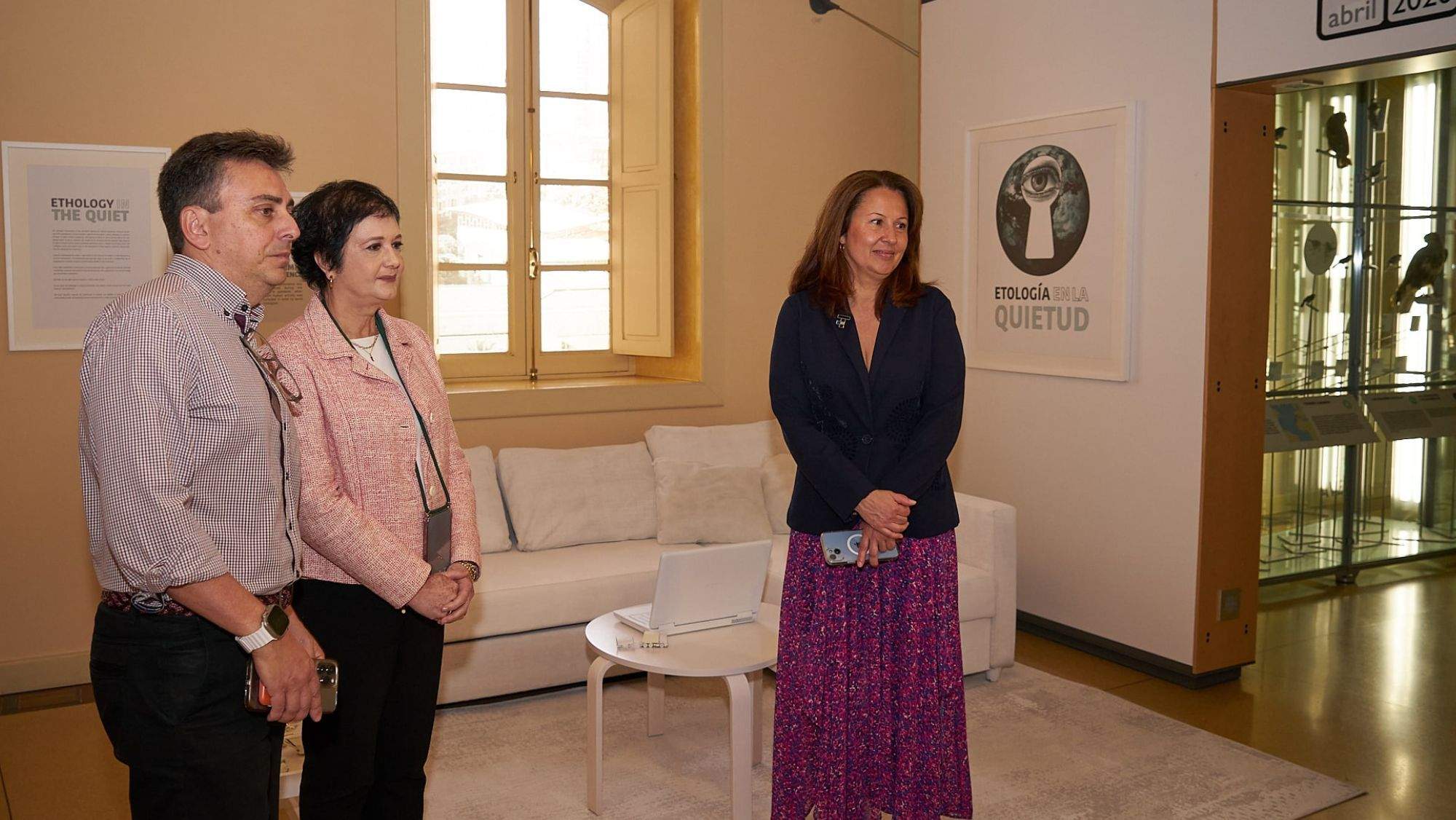 La consejera insular de Museos, Concepción Rivero, presenta la exposición 'Etología en la quietud'. / Cedida