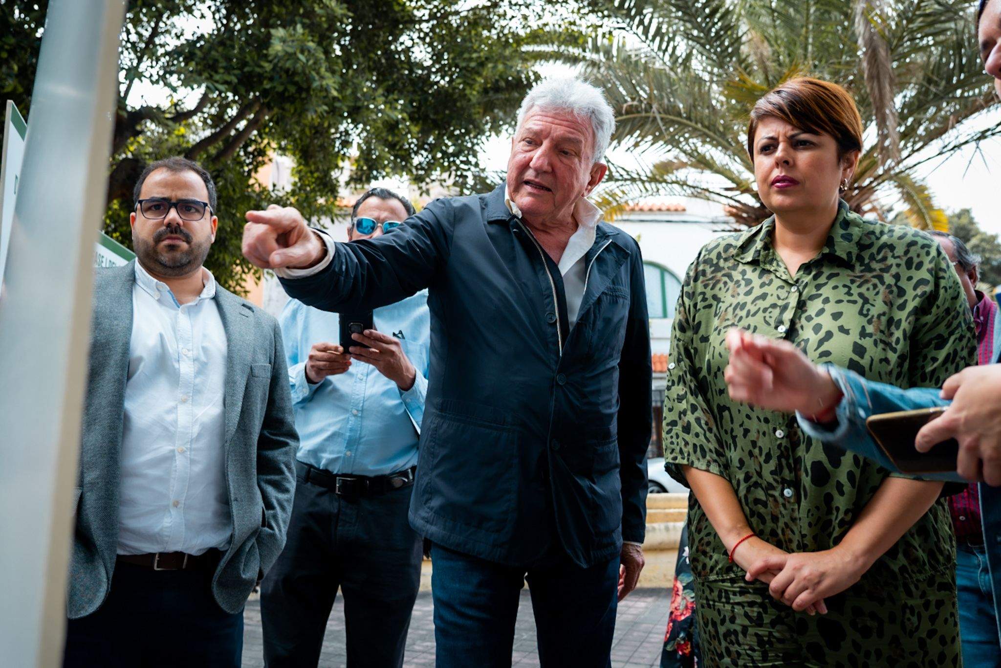 Nauzet Pérez y Minerva Alonso atienden a las explicaciones de Pedro Quevedo sobre los cambios en Pedro Infinito