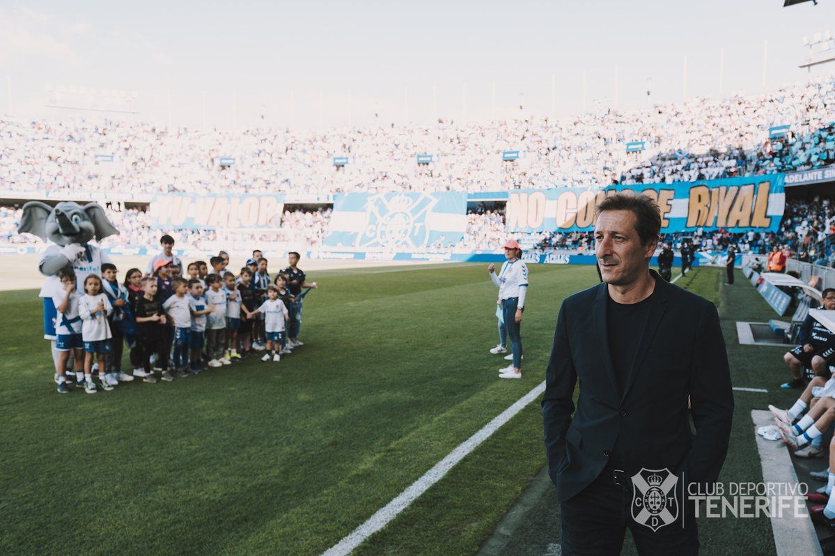 Luis Miguel Ramis considera que ser fuertes en las áreas, y en todo el terreno de juego, es la mejor definición de valentía ./ CD Tenerife.