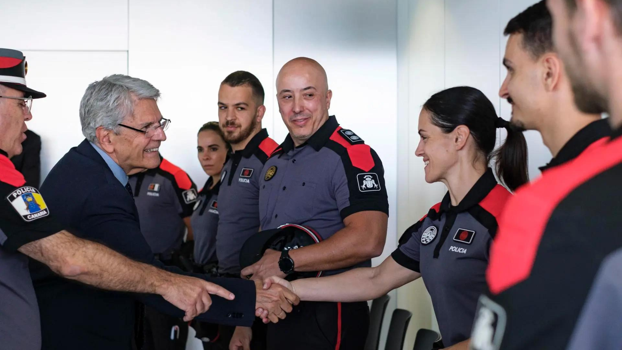 El consejero de Justicia y Seguridad del Gobierno de Canarias, Julio Pérez (2i) y el comisario jefe del cuerpo general de la Policía Canaria, Luis Alonso Santos (i), saludan a varios miembros de la unidad especializada. /EFE