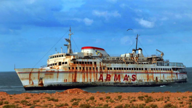 El buque 'Assalama' de Naviera Armas que quedó encallado en el puerto de Tarfaya (Marruecos) cuando cubría la línea marítima con Fuerteventura./ Archivo