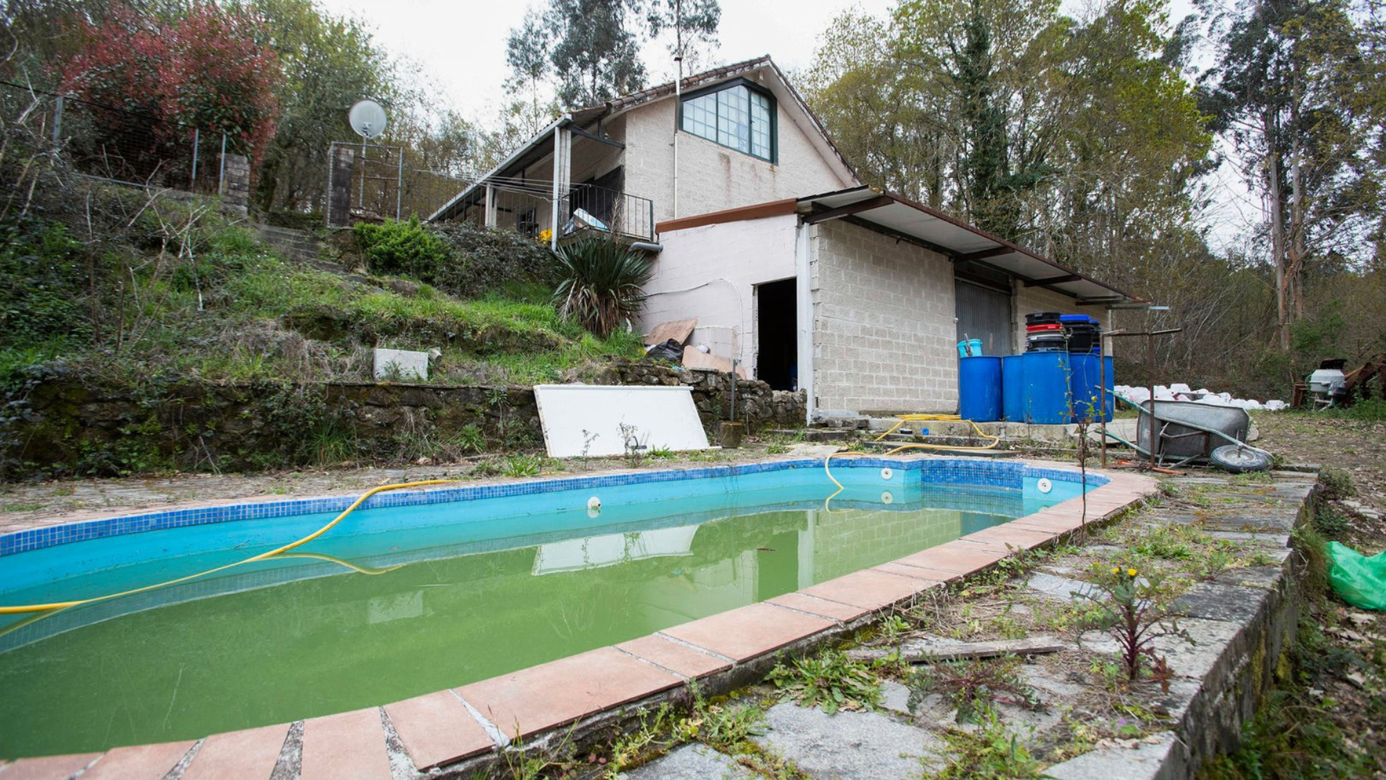 Imagen del exterior del laboratorio de cocaína que la Policía Nacional ha localizado y desarticulado en Cerdedo-Cotobade (Pontevedra). /EFE Imagen del exterior del laboratorio de cocaína que la Policía Nacional ha localizado y desarticulado en Cerdedo-Cotobade (Pontevedra). /EFE