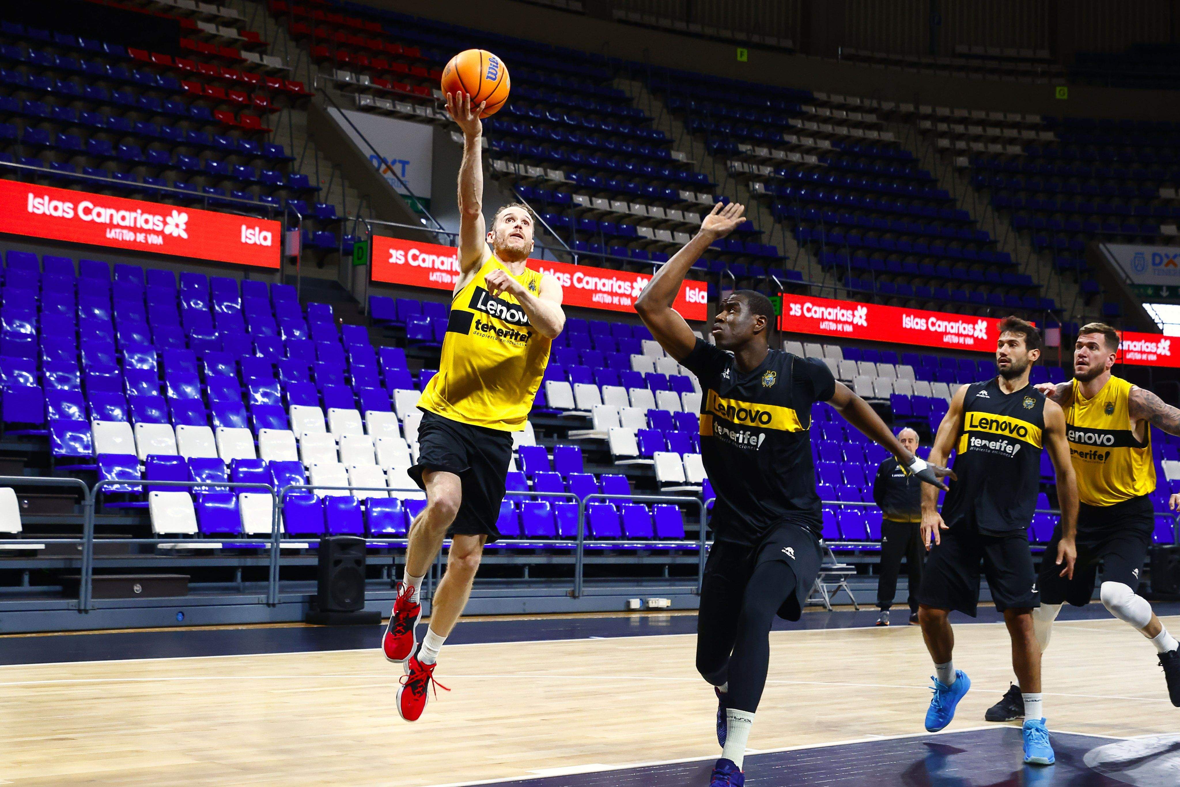 Marcelinho Huertas durante un entrenamiento en el Santiago Martín se alza para anotar una bandeja ante la oposición de Diagne./ Twitter CBC.