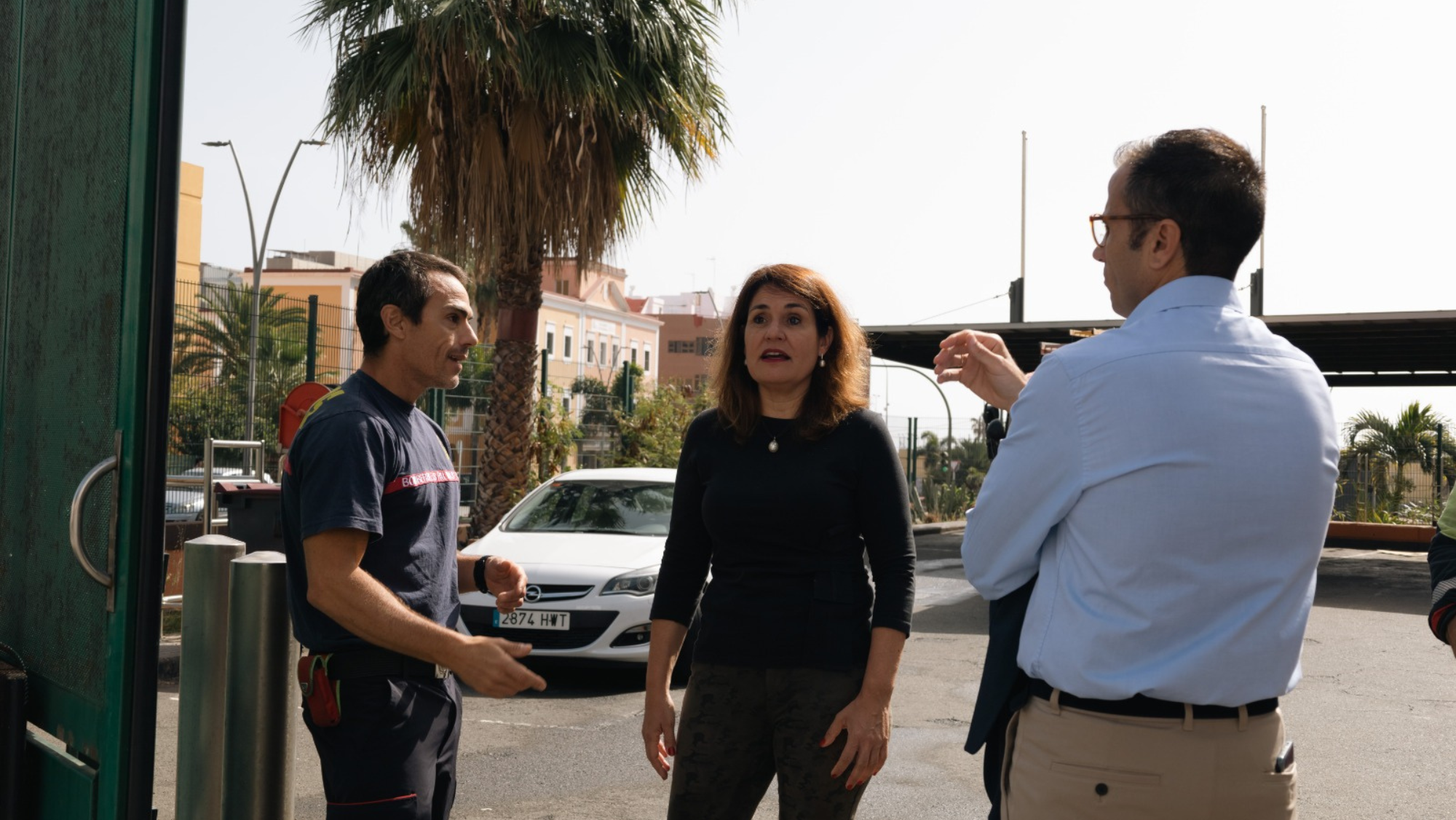 Jimena Delgado, junto a Ángel Sabroso, charla con Raúl Esclarín. / Cedida