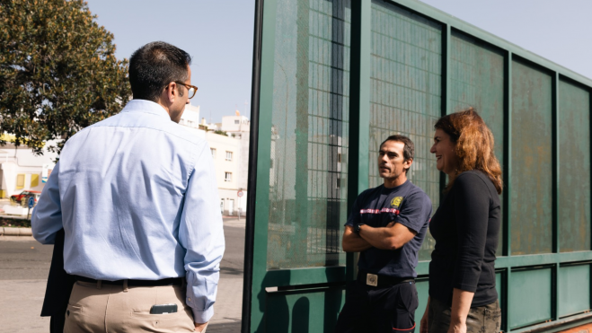 Jimena Delgado, junto a Ángel Sabroso, charla con Raúl Esclarín. / Cedida