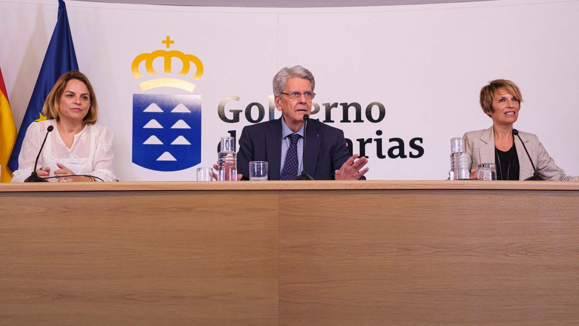 El portavoz del Ejecutivo canario, Julio Pérez, y las consejeras de Derechos Sociales y de Economía, Noemí Santana y Elena Máñez, han comparecido en la rueda de prensa posterior al Consejo de Gobierno. / Efe