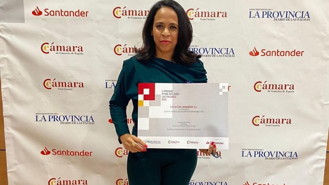 Yukonda Esparragoza con uno de los premios. / Cedida 