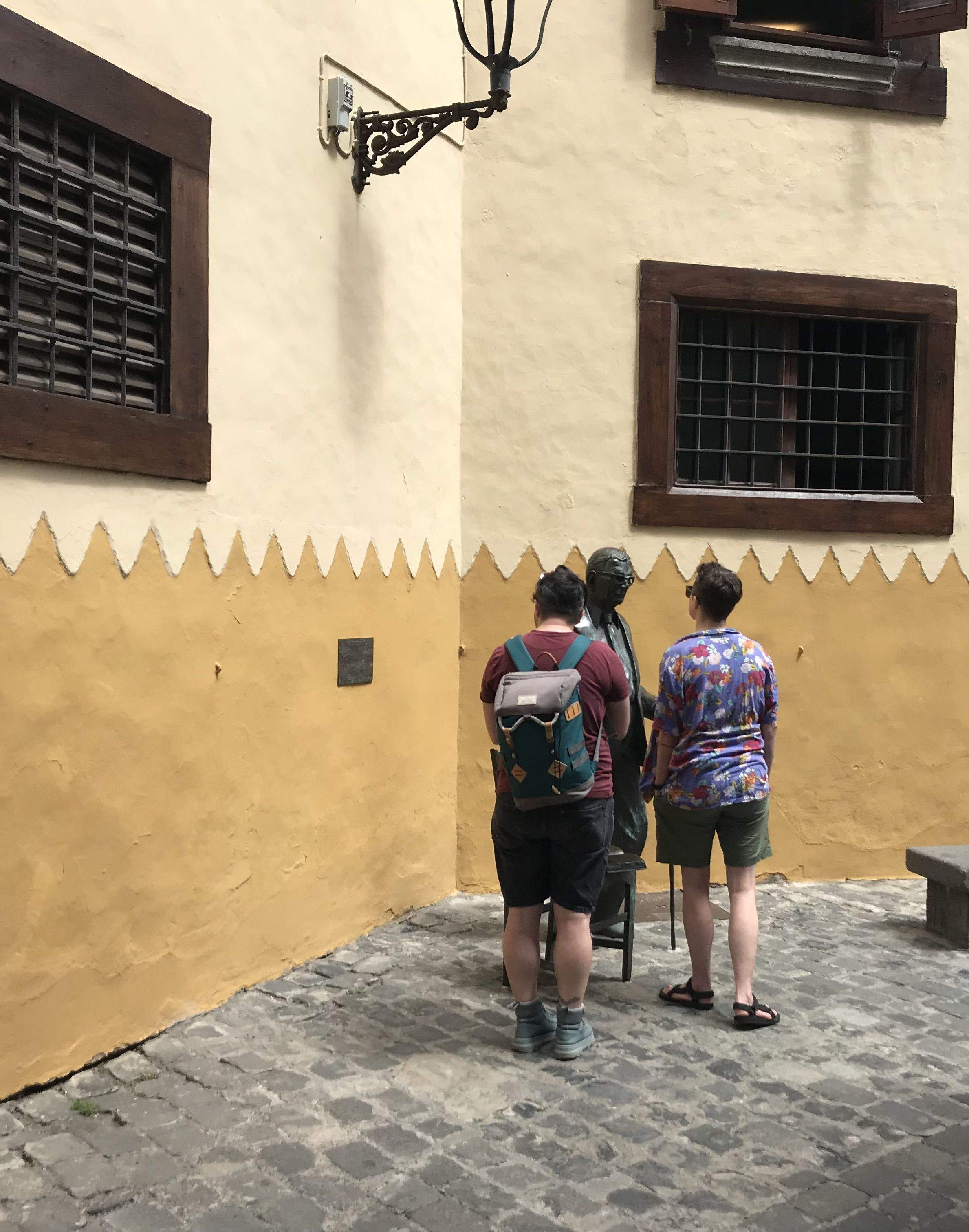 Unos turistas junto a la escultura de Néstor Álamo en Vegueta