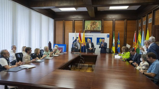 Momento de la firma con los propietarios la adquisición del inmueble. /Cabildo de Gran Canaria