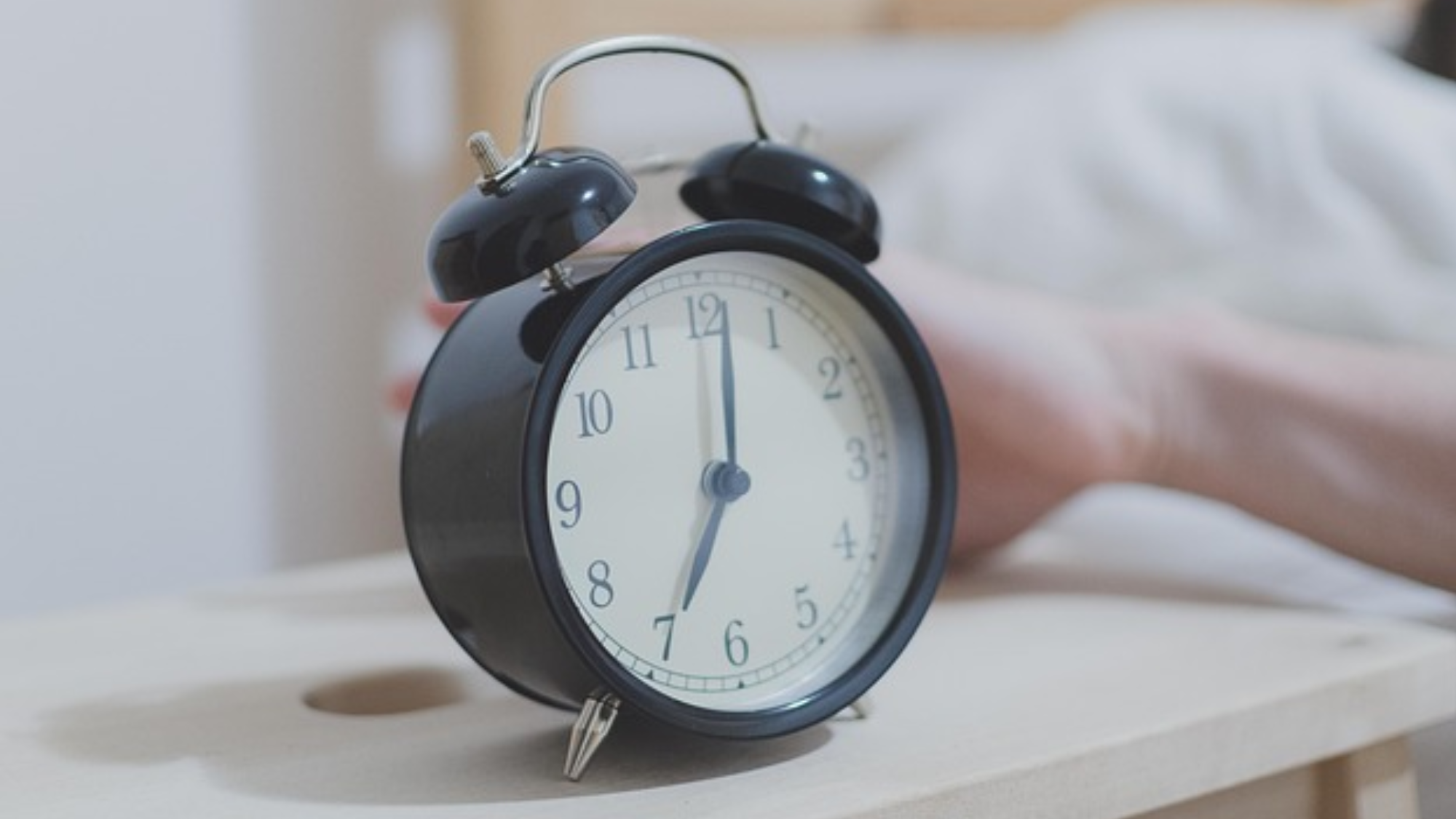 Imagen de una persona parando el reloj./ Pixabay