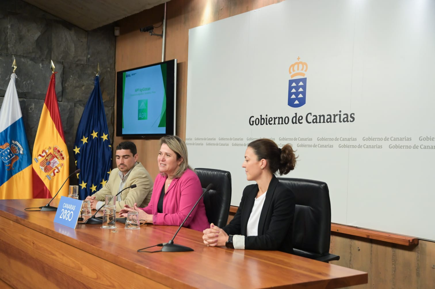 La consejera Alicia Vanoostende presentando la nueva aplicación móvil AgriGobcan. / Gobierno de Canarias