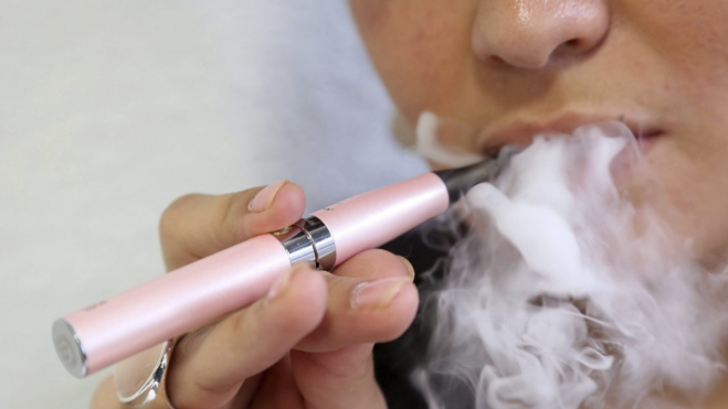 Una mujer con un cigarrillo eléctrico. / EFE