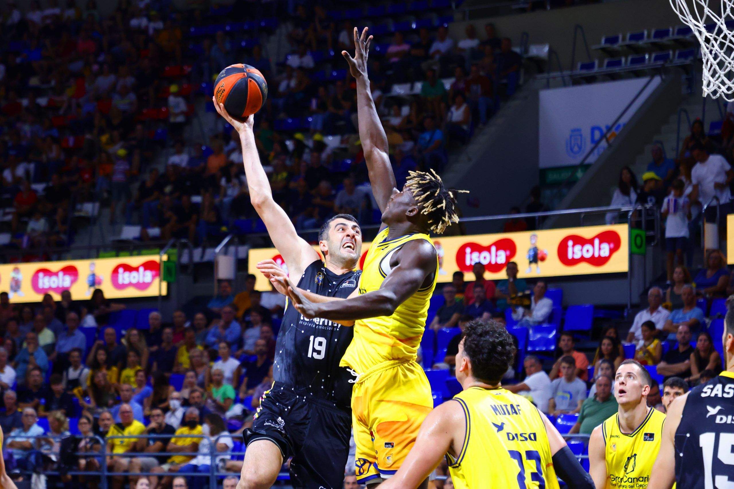Shermadini y Diop librarán uno de los duelos más interesantes en el derbi que enfrenta este domingo a aurinegros y amarillos./ CBC.