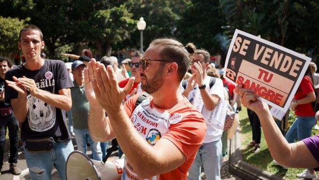 Manifestantes en favor de la sanidad pública canaria en Santa Cruz de Tenerife Manifestantes en favor de la sanidad pública canaria en Santa Cruz de Tenerife