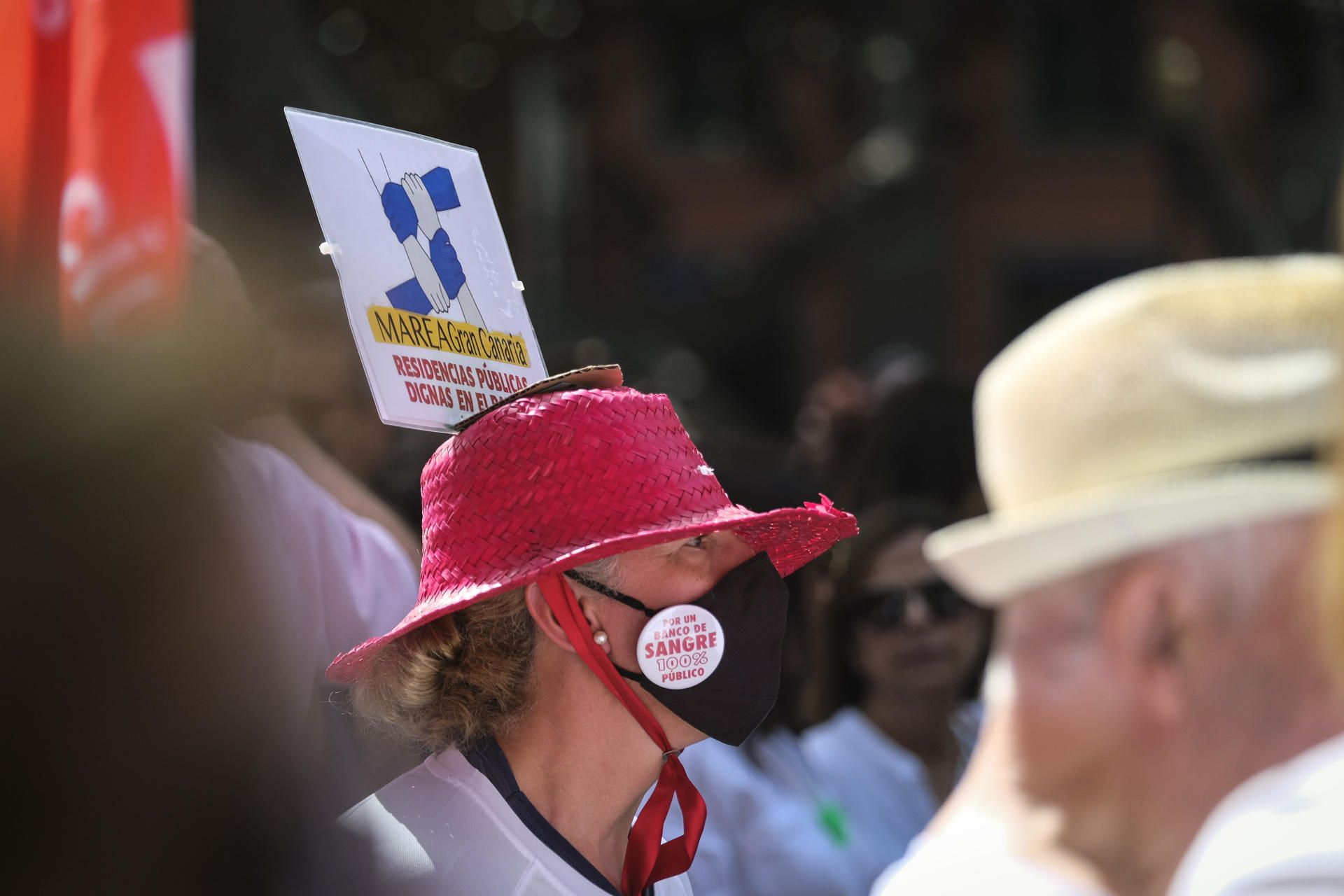 Manifestantes en favor de la sanidad pública canaria. / EFE Manifestantes en favor de la sanidad pública canaria. / EFE